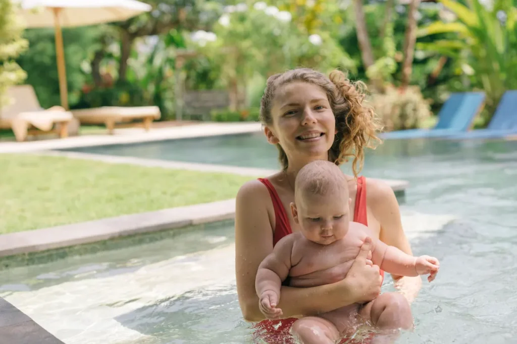 Vader houdt zijn baby vast tijdens babyzwemmen in warm water