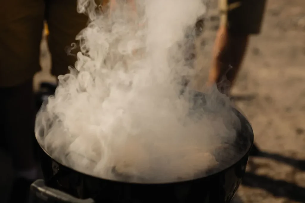 Vrienden die samen vlees grillen op een barbecue