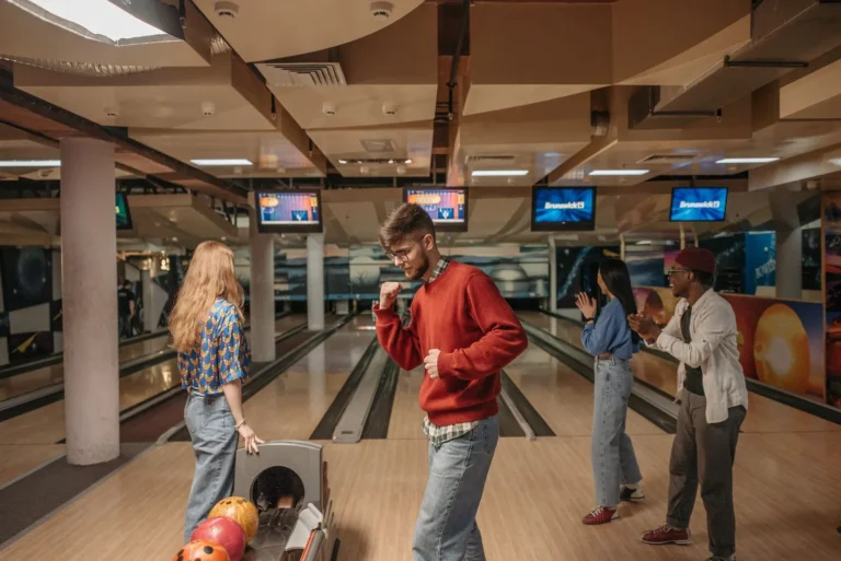 Vrienden lachen samen op de bowlingbaan