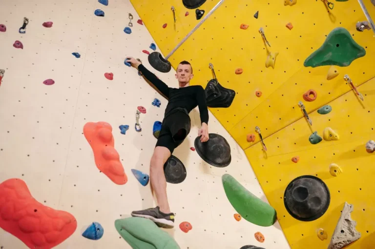 Klimmen in een indoor klimhal
