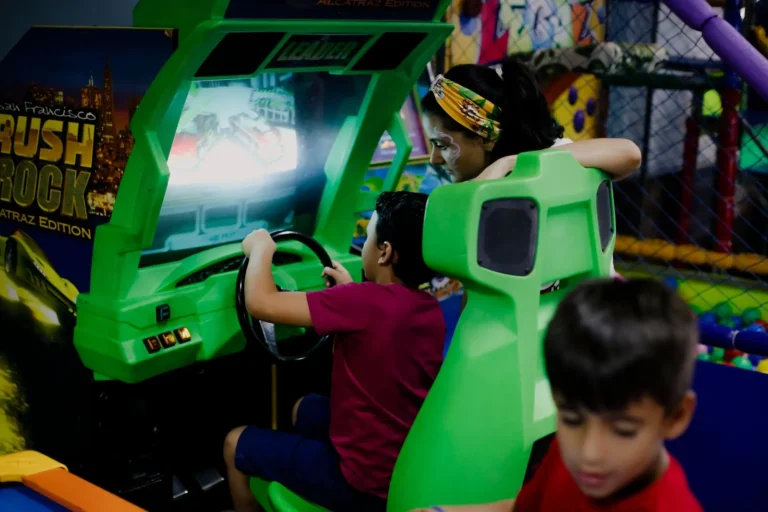 Kinderen spelen in een kleurrijke indoor speeltuin