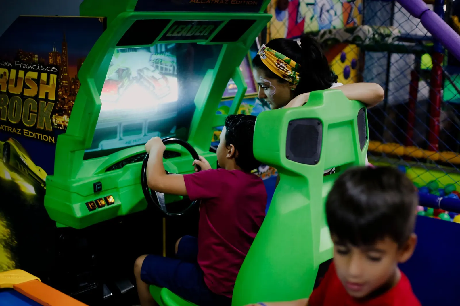 Kinderen spelen in een kleurrijke indoor speeltuin