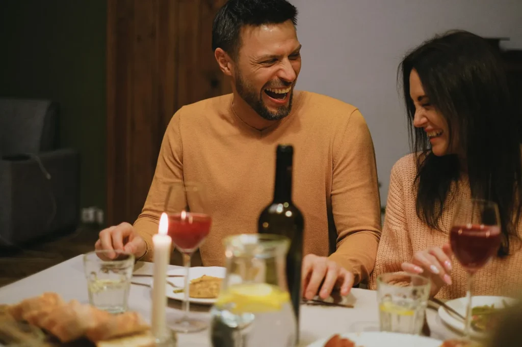 Stel lacht samen tijdens een date in de stad bij avondlicht