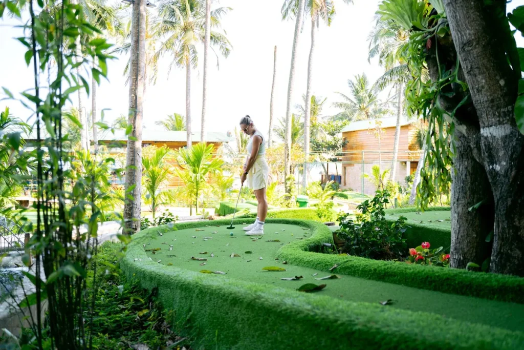 Stel speelt samen een potje minigolf op een eerste date