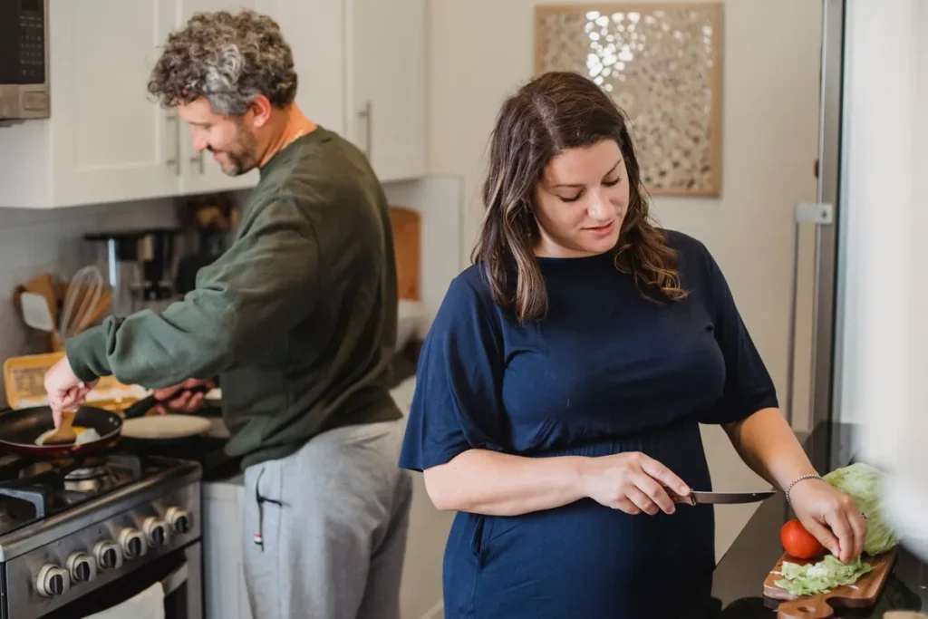 Stel kookt samen in een keuken tijdens een kookworkshop