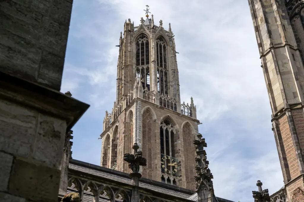 De Domtoren boven de daken van de binnenstad van Utrecht