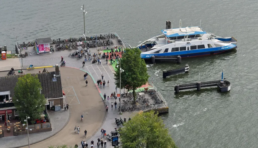 Fietsers op het gratis pontje over het IJ in Amsterdam