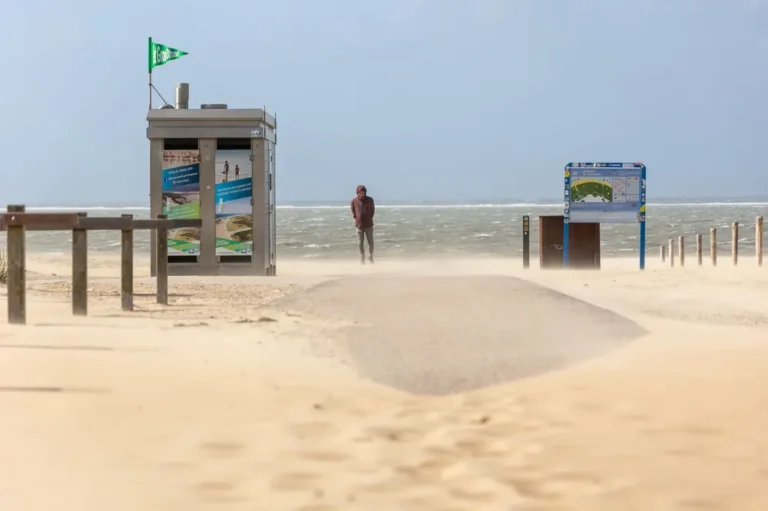 Wandelen door de duinen naar het strand