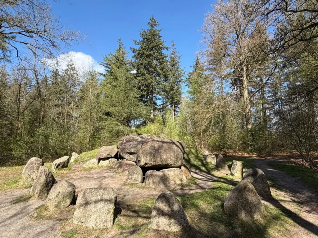 Hunebed van grote zwerfkeien in het Drentse landschap