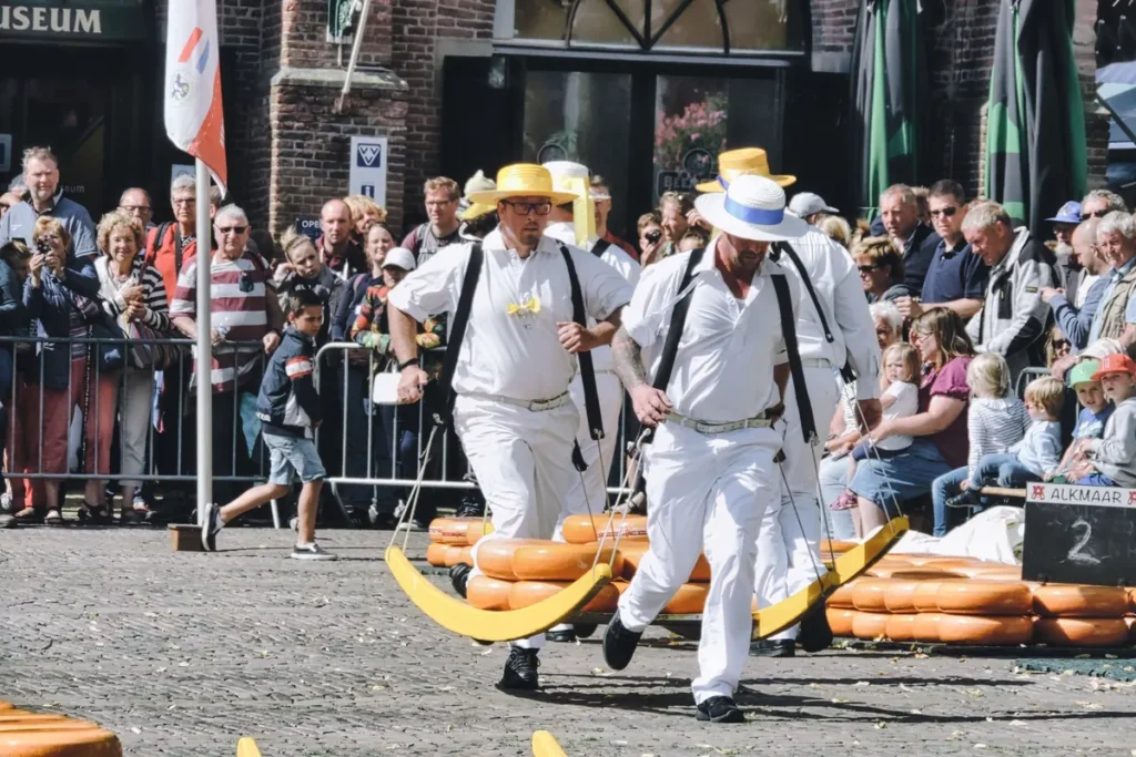Kaasdragers met gele kazen op de kaasmarkt in Alkmaar