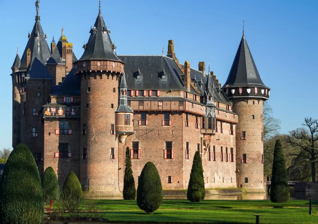 Kasteel de Haar in Haarzuilens met torens en slotgracht