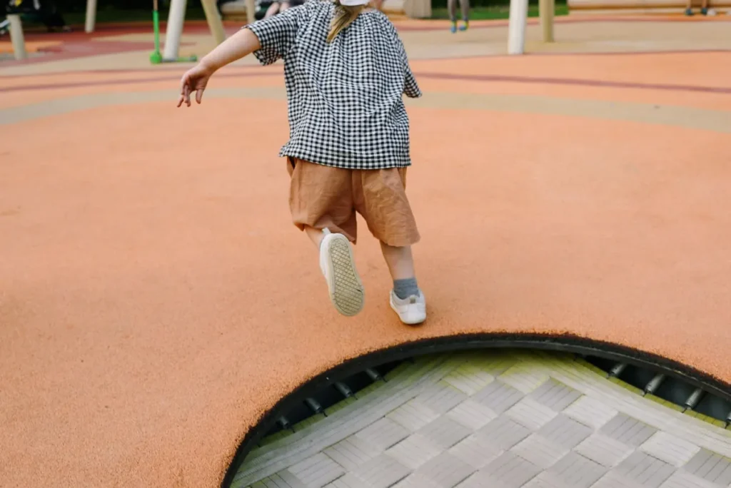 Kinderen springen in een trampolinepark