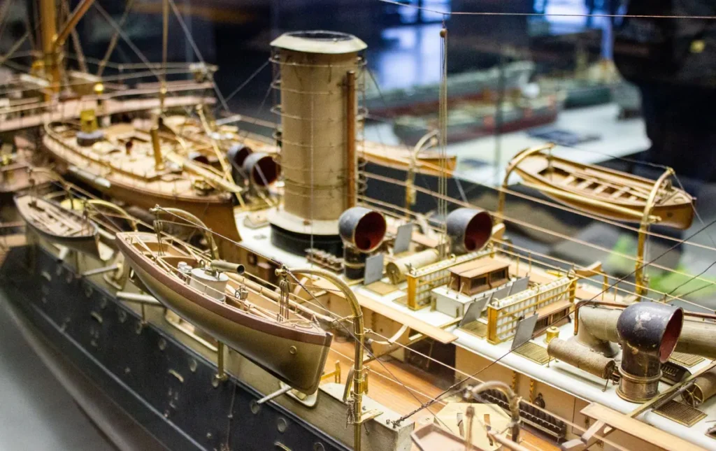Scheepsmodel in een maritiem museum