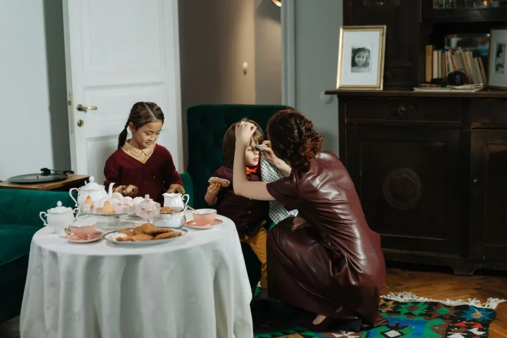 Moeder en dochter genieten samen van een high tea met taartjes