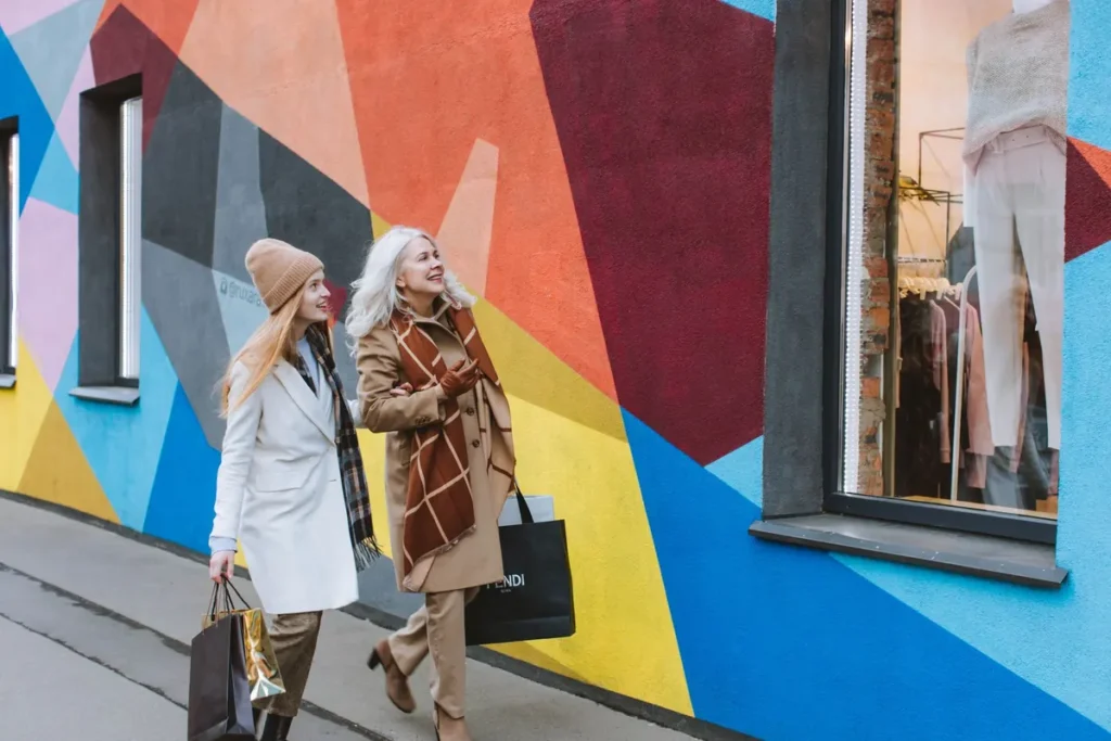 Moeder en dochter winkelen samen in een gezellige winkelstraat