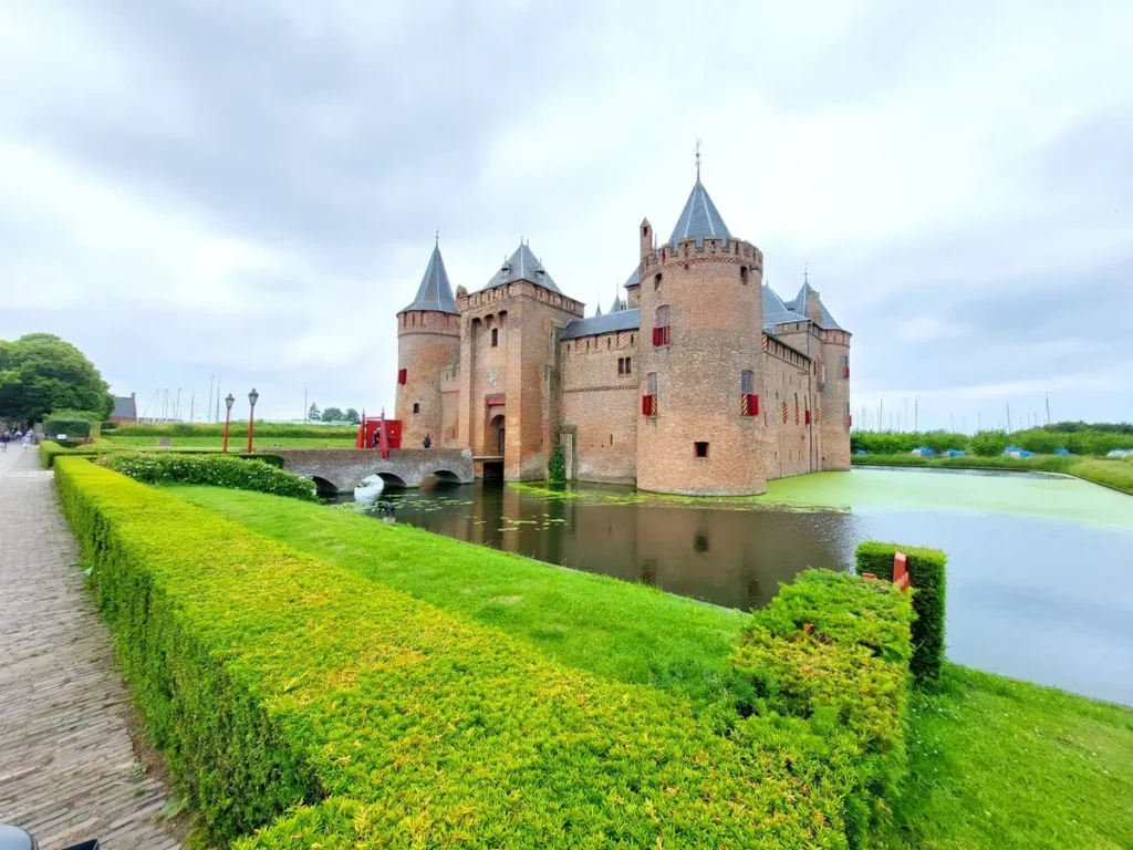 Middeleeuws kasteel met slotgracht bij Muiden