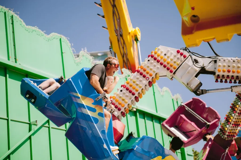 Gezin in een attractie in een pretpark
