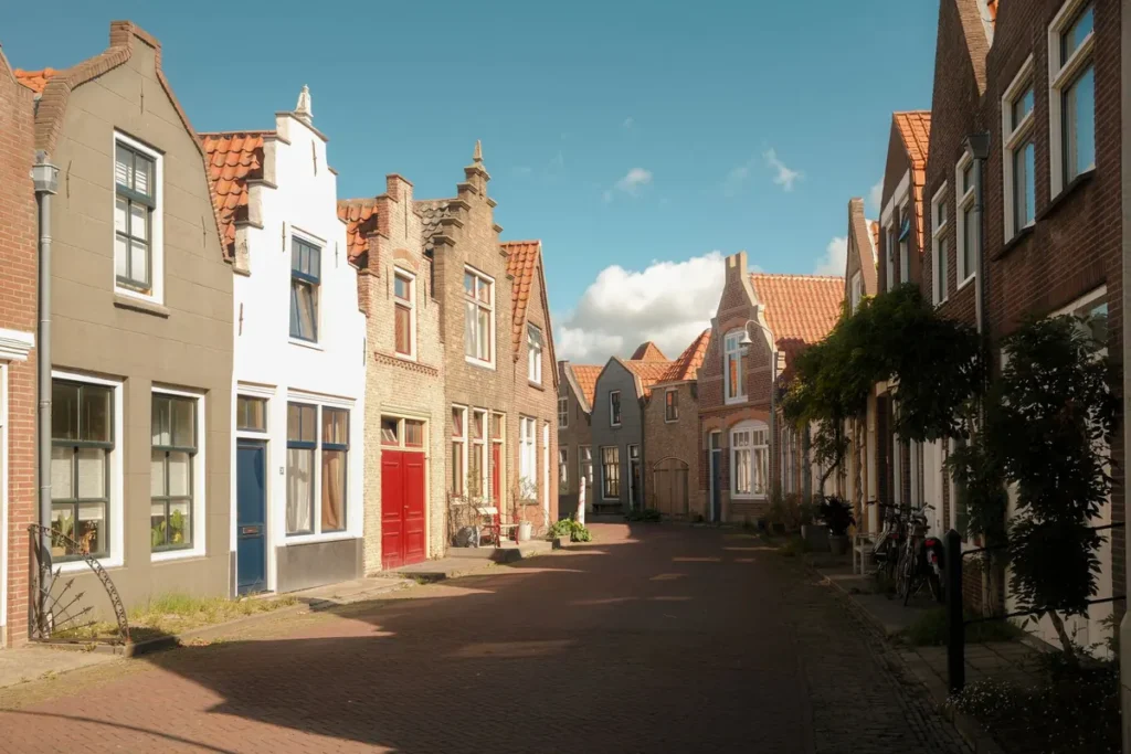 Straatje met witte huisjes en kinderkopjes in een klein stadje