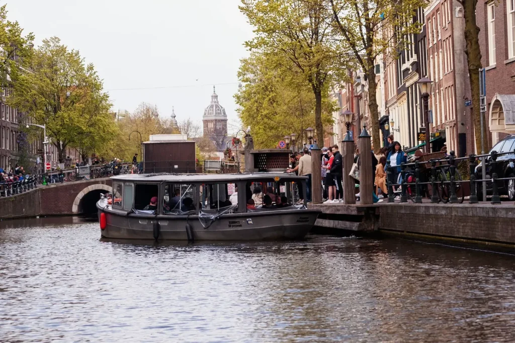 Rondvaartboot op een Amsterdamse gracht met bruggetjes