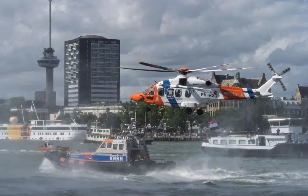 Rondvaartboot op de Maas tussen de havens van Rotterdam