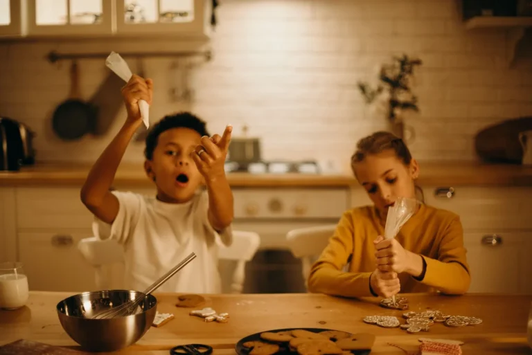 Kinderen bakken en versieren koekjes in de sinterklaastijd