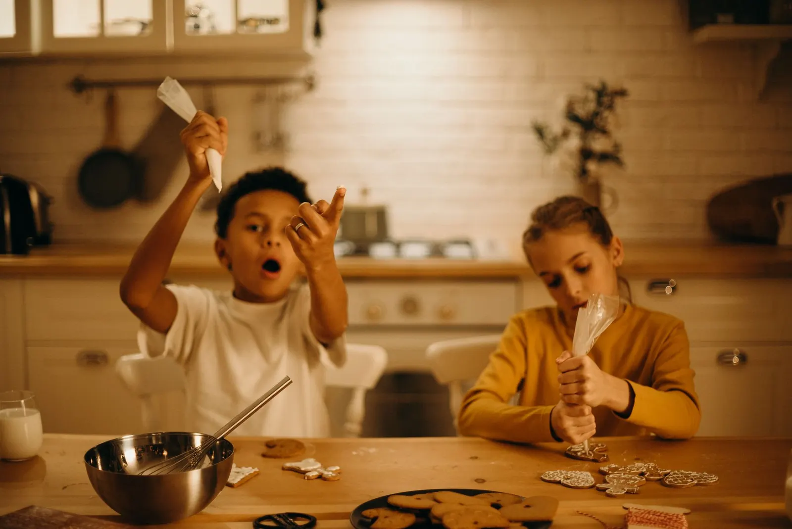 Kinderen bakken en versieren koekjes in de sinterklaastijd