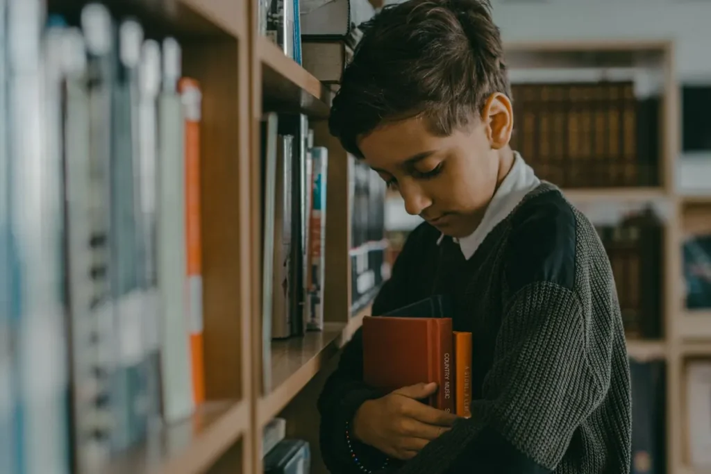 Kind leest een prentenboek in de bibliotheek