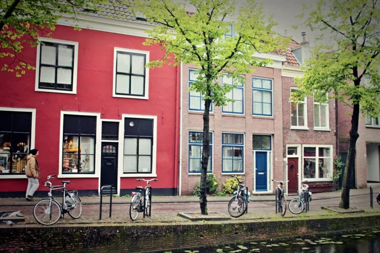 Grachtenpanden en fietsen aan een gracht in Amsterdam