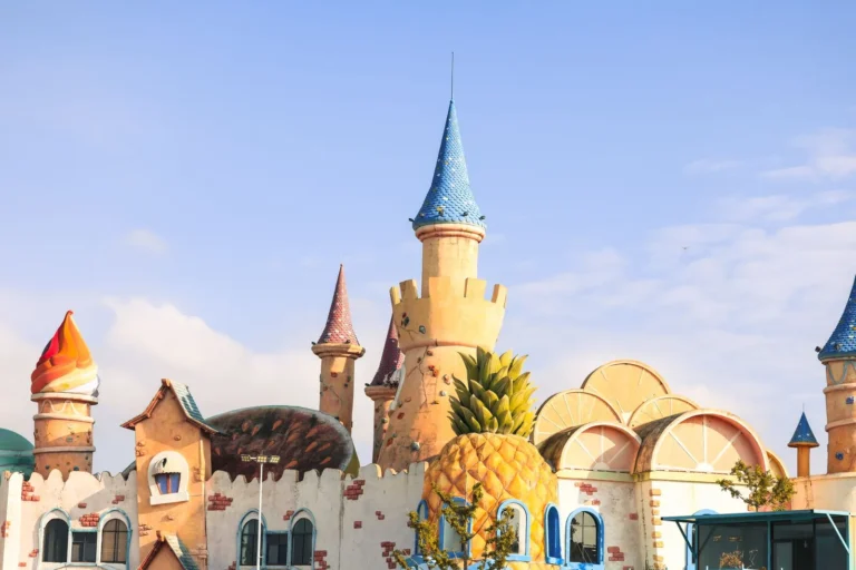 Sprookjesachtig kasteel in een pretpark in Brabant op een zonnige dag