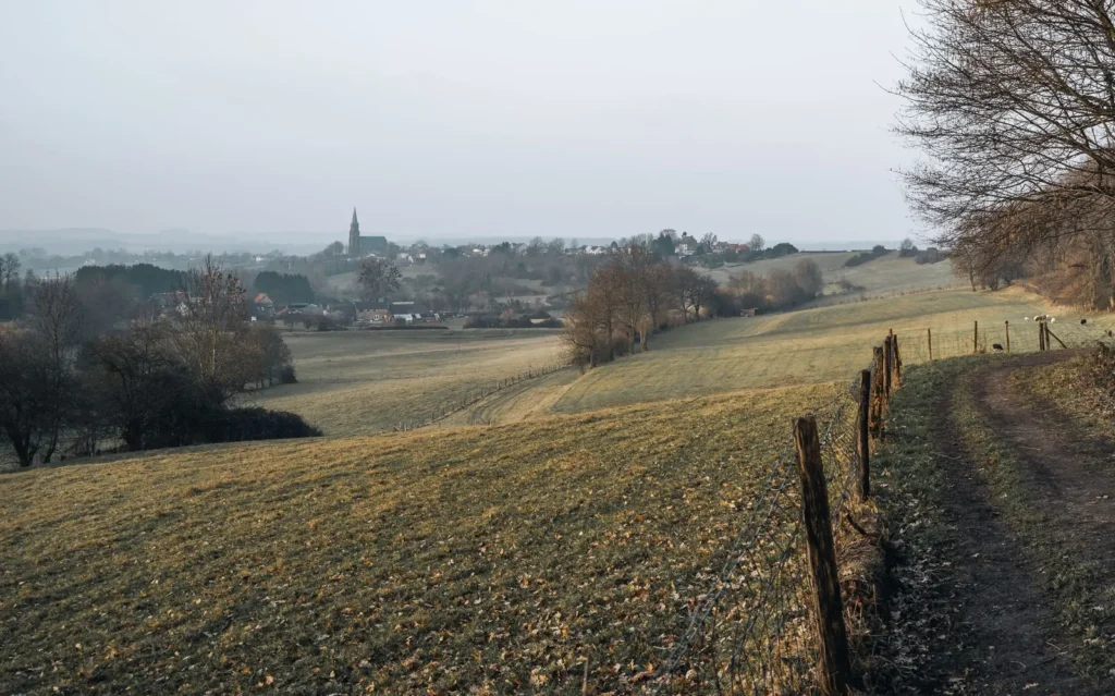 Glooiende heuvels en akkers in het Zuid-Limburgse Heuvelland
