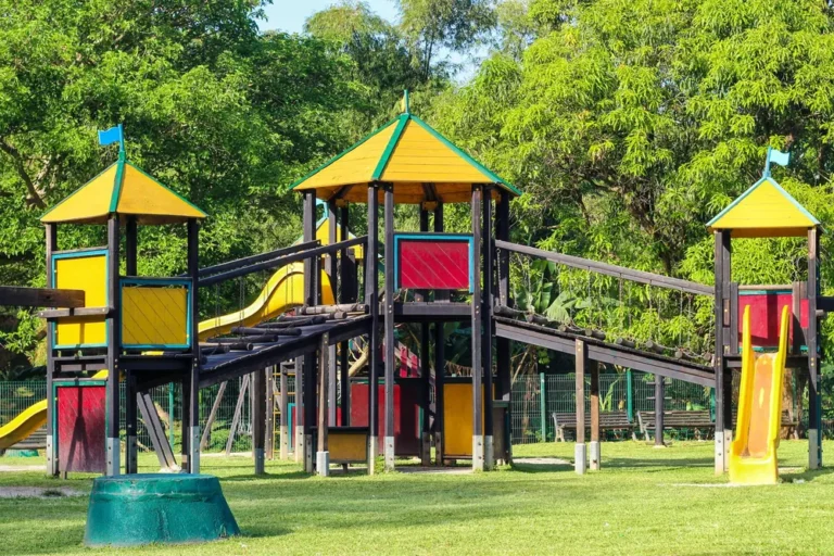 Kinderen spelen buiten in een speeltuin