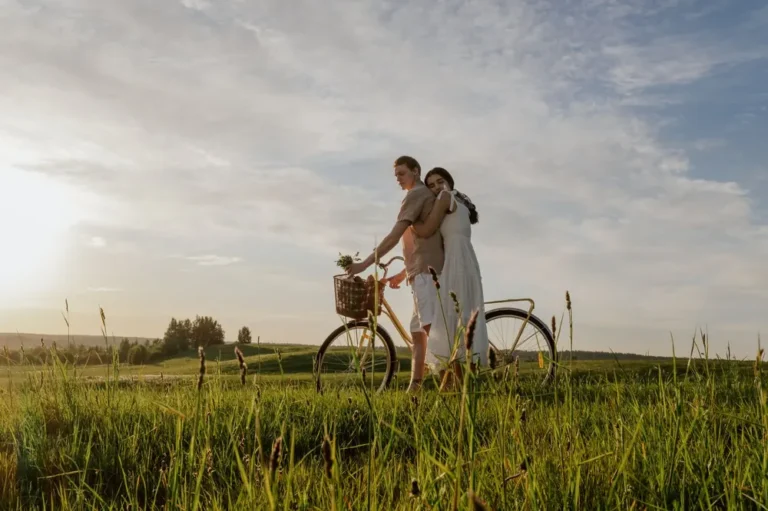 Stel fietst samen door het groen