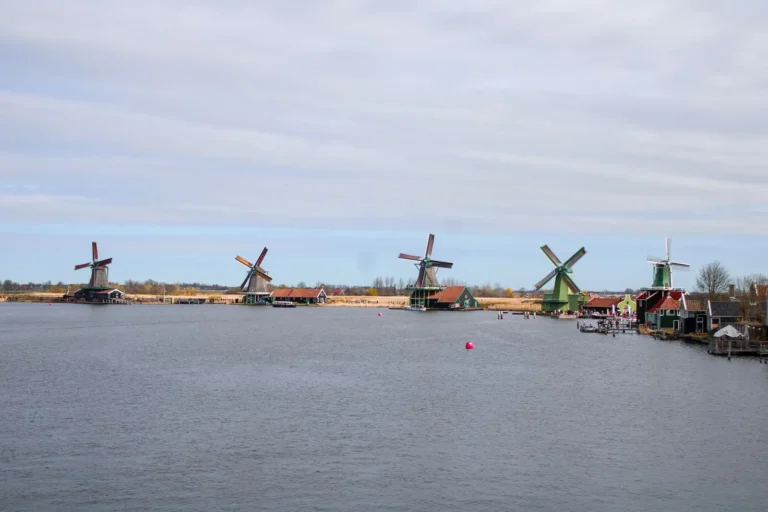 Houten molens aan de Zaan bij de Zaanse Schans in Noord-Holland