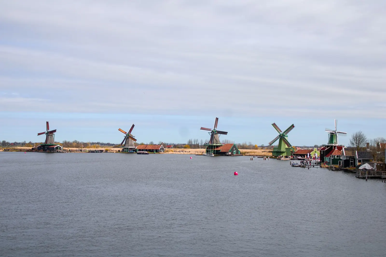 Houten molens aan de Zaan bij de Zaanse Schans in Noord-Holland
