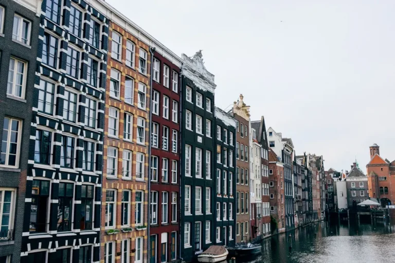 Grachtenpanden aan het water in Amsterdam