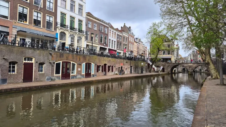 Oudegracht in Utrecht met werfkelders en terrassen aan het water