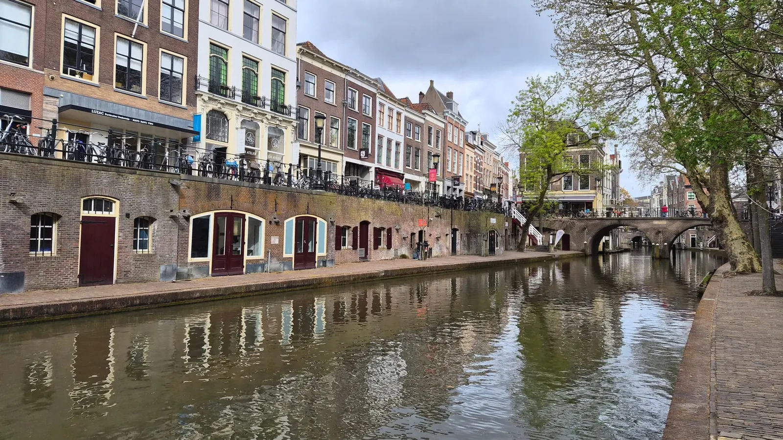 Oudegracht in Utrecht met werfkelders en terrassen aan het water