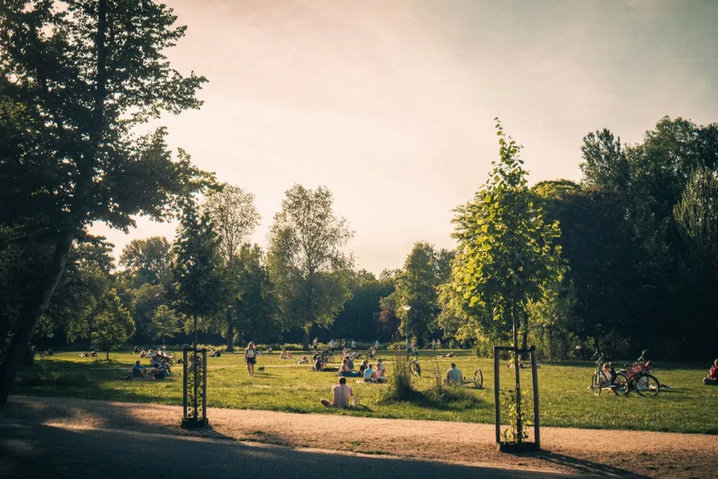 Wandelaars en fietsers in het Vondelpark in Amsterdam