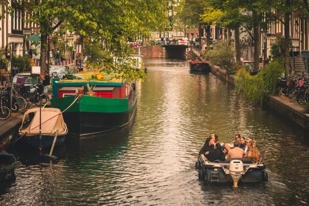 Vriendinnen varen samen in een sloep over de gracht