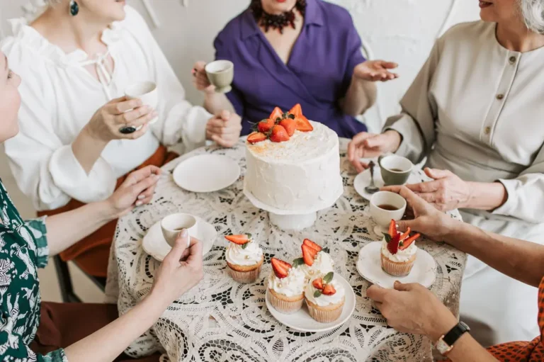 Vriendinnen samen aan de high tea