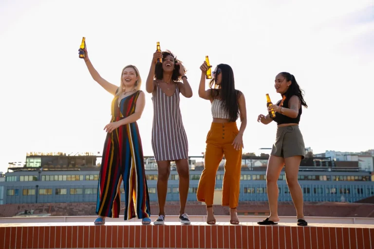 Groep vriendinnen lacht samen op een zonnig terras