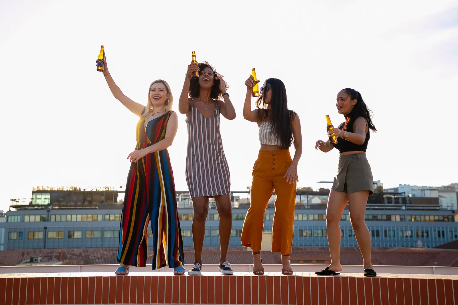 Groep vriendinnen lacht samen op een zonnig terras